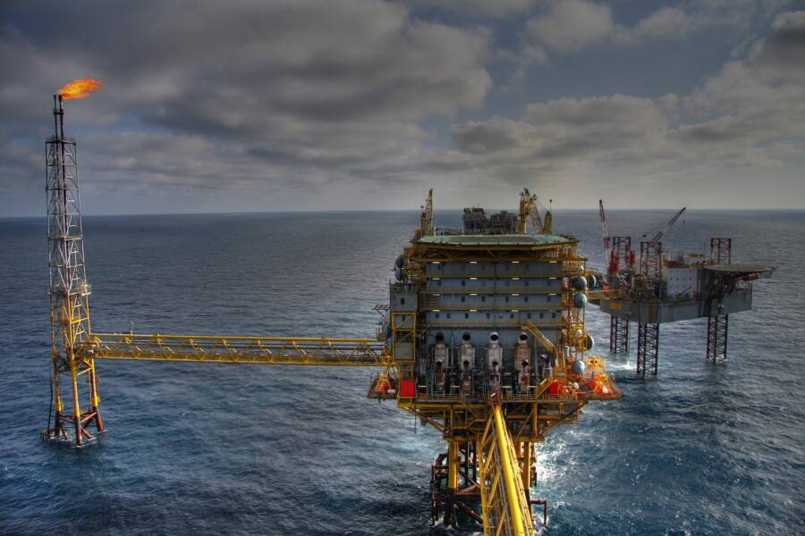 What are the worker salary and perks of working on an oil rig